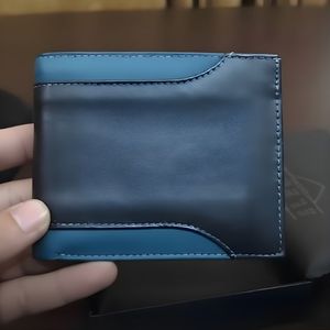 กระเป๋าสตางค์หนังพับสองตอนสีน้ำเงินเข้มและสีเขียวอมฟ้าแบบพรีเมียมสำหรับผู้ชาย พร้อมช่องใส่บัตรหลายช่อง ช่องใส่บัตรประชาชน และช่องใส่เหรียญแบบมีซิป - Product Image 1
