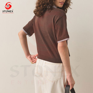 เสื้อโปโลถักสีน้ำตาลสำหรับผู้หญิง คอเสื้อลายทางตัดกัน พรีเมียม แขนสั้น แฟชั่นลำลอง เสื้อสเวตเตอร์โปโล รับผลิตโลโก้ตามสั่ง - Product Image 4
