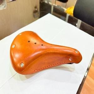 Selle de vélo classique en cuir de qualité supérieure, rivets noirs, double rail en acier, coussin léger et confortable pour adultes unisexes - Vélo de route - Product Image 2