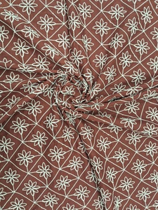 Tissu en coton marron rouille en gros avec motif géométrique crème, broderie florale Dori et travail de cordon 3D pour vêtements ethniques et occidentaux - Product Image 4