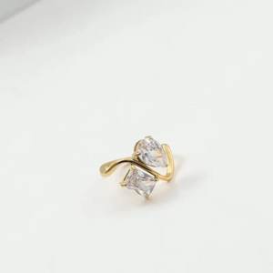 Anillo de compromiso Toi et Moi con diamantes cultivados en laboratorio de corte esmeralda y pera, oro amarillo de 14K, anillo moderno personalizable, regalo de joyería fina. - Product Image 4