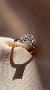 Bague solitaire en moissanite 2 carats taille Asscher, en argent 925 véritable, style moderne, cadeau idéal pour anniversaire ou fête, bijou. - Product Image 3