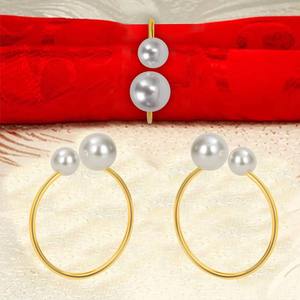 Anillos para servilletas de metal y cuentas blancas que hacen que las servilletas de tela reutilizables se sientan más cuidadosamente elaboradas y atractivas, fomentando hábitos sostenibles. - Product Image 1