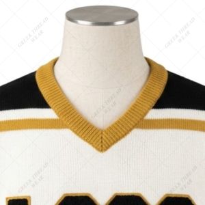 Suéter de Fraternidad Alpha Phi con Letras Bordadas en Chenilla Color Oro Viejo, 100% Algodón, Cuello en V, Manga Larga, OEM/ODM D9 Griego - Product Image 5