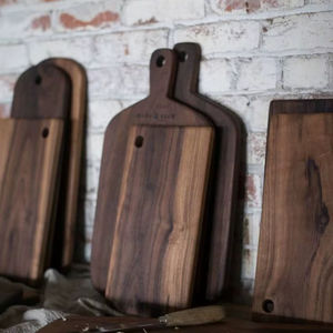 Planche à découper rustique en bambou avec poignée, écologique et durable, pour service gastronomique, découpe et usage décoratif - Product Image 1