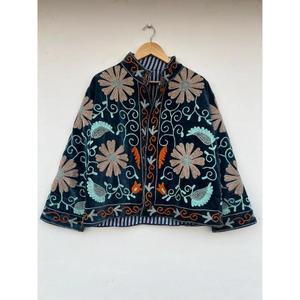 Chaqueta de Invierno de Terciopelo Suzani Bordada a Mano con Cierre de Botones, Largo Regular, Material de Algodón - Product Image 1