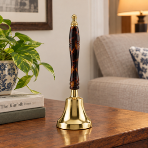 Campana de mano de latón premium con mango estilo caparazón de tortuga oscuro para uso en templos hindúes, oraciones, mandir, adoración y rituales en el hogar. - Product Image 2