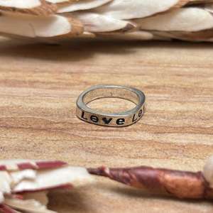 Anillo de Boda para Hombre, Romántico, Minimalista, Chapado en Oro de 18K, con Texto Grabado, Acabado Plateado, Venta al Por Mayor - Product Image 2