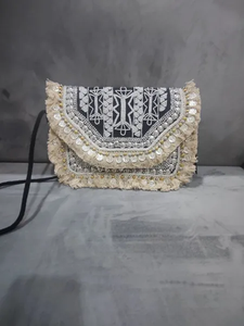 Pochette de mariée artisanale exclusive ornée de perles avec broderie artistique style amour pour femme, idéale pour les mariages et les soirées. - Product Image 5