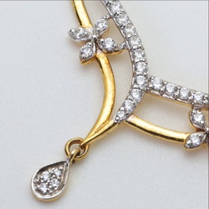 Colgante de Diamante de Corte Redondo en Oro Amarillo de 14K para Mujer, Opciones de Diamantes Cultivados en Laboratorio y Naturales, Color D a G, Claridad IF a SI2, Regalo de Joyería - Product Image 4