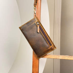 Cartera triple larga de cuero mecanizado a mano de diseñador de tendencias 2025 para la cartera de tarjetas más nueva de mujer, embragues de piel de vaca de entrega rápida - Product Image 5