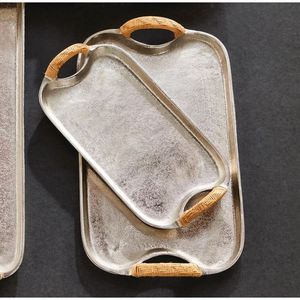 Plateau de service en métal au design moderne, motif feuille gravé, poli, décoratif, compatible micro-ondes, idéal pour les fêtes - Product Image 1
