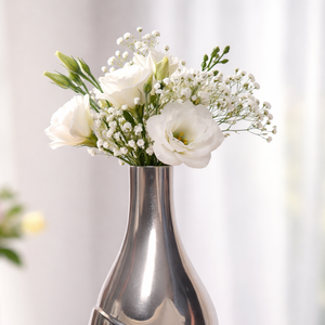 Vase à fleurs élégant en métal argenté, doté d'un corps en forme de goutte d'eau, d'un accent de découpe diagonale et d'une base sur piédestal pour la présentation florale - Product Image 4