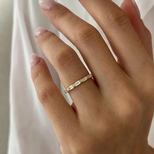 Anillo de Diamantes Cultivados en Laboratorio con Diseño Moderno, Estilo Baguette, Anillo de Boda de Eternidad Completa, Oro Amarillo de 18k, Estilo Clásico - Product Image 4