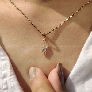 Pendentif moderne en forme de foudre avec diamants ronds en or jaune, bijou raffiné pour femme, collier élégant, cadeau, bijoux personnalisés - Product Image 5