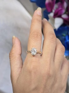 Anillo de compromiso vintage estilo catedral con moissanita de corte ovalado de 2 quilates y halo oculto, ideal para regalo - Product Image 3