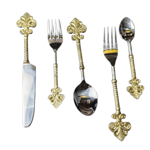 Ensemble de couverts vintage en or, 5 pièces, couteau, fourchette à dîner, cuillère à dîner, fourchette à salade et cuillère à café avec des poignées ornées de crêtes. - Product Image 1