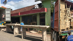 ตู้วางทีวีไม้สักแท้สไตล์โมเดิร์น พร้อมบานประตูแบบระแนงและชั้นวางแบบเปิด ตู้คอนโซลไม้สไตล์มินิมอลสำหรับห้องนั่งเล่น - Product Image 5