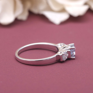 Bague de fiançailles à trois pierres en diamant de laboratoire taille coussin certifié IGI, or blanc/jaune et rose 18 carats, bague trilogie en diamant - Product Image 5