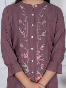 Ensemble coordonné pour femme, couleur mauve poussiéreuse, broderie florale, robe décontractée, haut Kurti boutonné avec pantalon assorti, pour un usage quotidien et une tenue ethnique. - Product Image 6