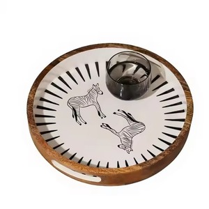 Bandeja redonda de madera para servir frutas secas con diseño minimalista de cebra para platos y bandejas. - Product Image 1