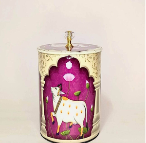 Pot de rangement en métal magenta vif, de grande taille, avec un motif de vache sacrée et de lotus, disponible à prix de gros. - Product Image 1