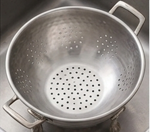 Passoire en acier inoxydable de qualité supérieure avec finition martelée et trois pieds, passoire métallique durable pour la cuisine - Product Image 3