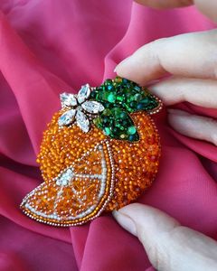 Elegante Broche Bordado Inspirado en la Naturaleza con Adornos de Cuentas Hechos a Mano - Product Image 5