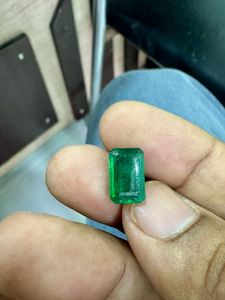 Nueva Colección de Diamantes Naturales al 100% con Corte Esmeralda Zambiano en Forma de Octágono, Color Verde Intenso con Certificado IGI, en Venta - Product Image 3