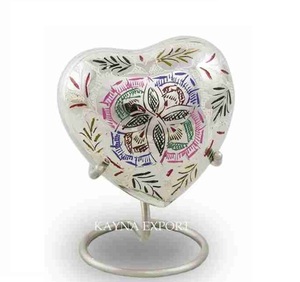 Urne funéraire artisanale en laiton en forme de main de prière, urne funéraire en laiton gravée en forme de cœur pour cendres, urne funéraire en bronze massif en forme de cœur pour cendres, urne funéraire souvenir en forme de cœur. - Product Image 6