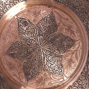 Assiette de présentation élégante en cuivre pur gravé, style antique, motif floral vintage en relief, option de personnalisation disponible. - Product Image 4