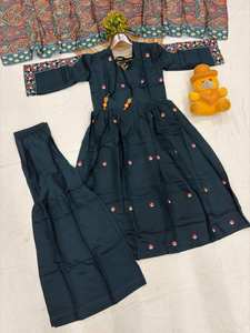 Ensemble haut et sharara de créateur indien en PV Chanderi avec broderie riche et dupatta imprimé en crêpe de soie – Vente en gros - Product Image 6