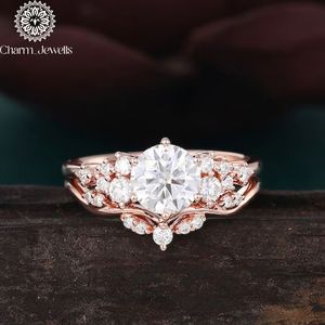Bague de fiançailles Charm_Jewells en or rose avec moissanite, taille brillant rond, sertissage pavé, motif floral, style romantique pour femme - Product Image 1