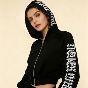 เสื้อฮู้ดครอปสีดำประดับเพชรแบบสั่งทำสำหรับผู้หญิง พร้อมตัวอักษรแบบสั่งทำบนแขนเสื้อ ดีไซน์โอเวอร์ไซส์ สไตล์สตรีทแวร์ ผ้าฝ้าย 100% แห้งเร็ว - Product Image 3