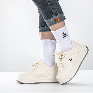 Calcetines Bordados - No Bad Vibes Calcetines Unisex de Algodón con Bordado en Negro - Frases Motivadoras e Inspiradoras - Product Image 4