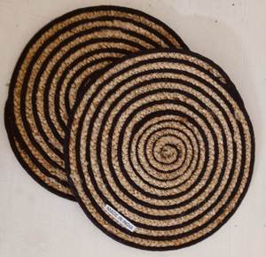 Salvamanteles espiral redondo hecho a mano con fibra natural de yute y algodón, ideal para mesas de comedor ecológicas en el hogar y restaurantes. - Product Image 5