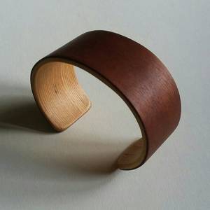 Brazalete de Madera Tallada Marrón Natural, Estilo Vintage Moderno, Ecológico, para Bodas y Negocios - Product Image 1