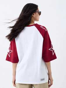 Camiseta de Algodón Transpirable para Mujer, Color Granate y Blanco, Manga Raglán, Cuello en V, Estampado con Transferencia Térmica, Talla Grande - Product Image 2