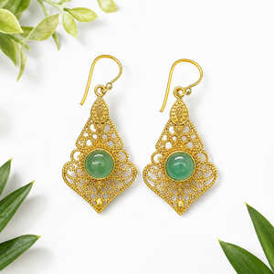 Pendientes de Latón con Ónix Verde |   Pendientes colgantes con gemas en tono dorado |   Joyería de Latón al por Mayor - Product Image 1
