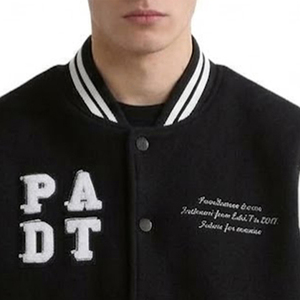 Chaqueta Varsity Deportiva Negra para Hombre, de Alta Calidad, con Bloques de Color, Rayas Blancas y Estampado de Letras, Personalizable con Logotipo - Product Image 6