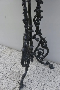 Mesa auxiliar de jardín de hierro estilo victoriano – Mueble de exterior resistente a la intemperie con un decorativo diseño floral. - Product Image 4