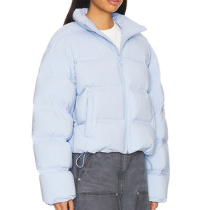 Chaqueta Acolchada Corta para Mujer, con Logotipo Personalizado, MOQ Bajo, Chaqueta Abrigada para Exteriores, Brillante, Acolchada, Tipo Bomber - Product Image 4