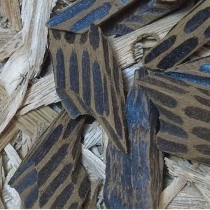 Copeaux d'encens d'agarwood Oud Tigre Vietnamien, morceaux de bois aromatique élégants pour brûleur d'encens, parfum boisé, toutes saisons, pour méditation, rituels et décoration - Product Image 4