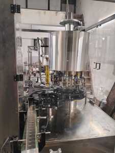 Machine automatique de bouchage et de scellage à huit têtes ROPP/à vis pour bouteilles en verre et en PET, qualité export - Product Image 3
