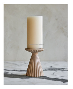 Candelero de madera tradicional hecho a mano, artesanía detallada para amantes de la decoración vintage - Product Image 1