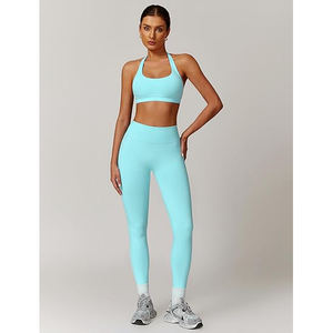 Ensemble de yoga pour femme : Soutien-gorge de sport athlétique et leggings taille haute sculptants, conception ergonomique pour la stabilité du tronc, en nylon et élasthanne - Product Image 4