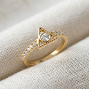 Bague de fiançailles pour femme en or jaune 14 carats, sertie d'un diamant rond taille brillant, monture semi-encadrée, bande géométrique, cadeau de mariage - Product Image 2