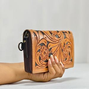 Cartera Larga de Cuero Genuino Hecha a Mano con Grabado de Letras, Estilo Vintage, Cierre Abierto, Moderna y Portátil para Uso Diario Femenino Venus - Product Image 4