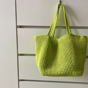 Bolso Tote Rojo Hecho a Mano, Estilo Bohemio, Tejido a Crochet, Decoración para el Hogar, 100% Artesanal - Product Image 3