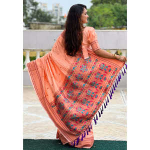 Vestidos de Noche, Sari de Seda Paithani con Estampado de Cuadros Color Durazno y Bordado Zari - Product Image 3